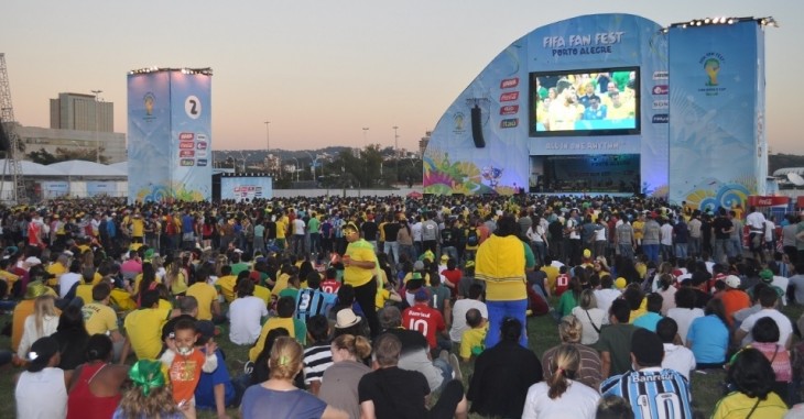 12jun2014---torcedores-em-porto-alegre-acompanham-jogo-da-selecao-brasileiro-em-fan-fest-1402606988842_956x500