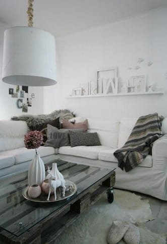 05 - Pallets com vidro servindo de mesa de centro da sala de estar