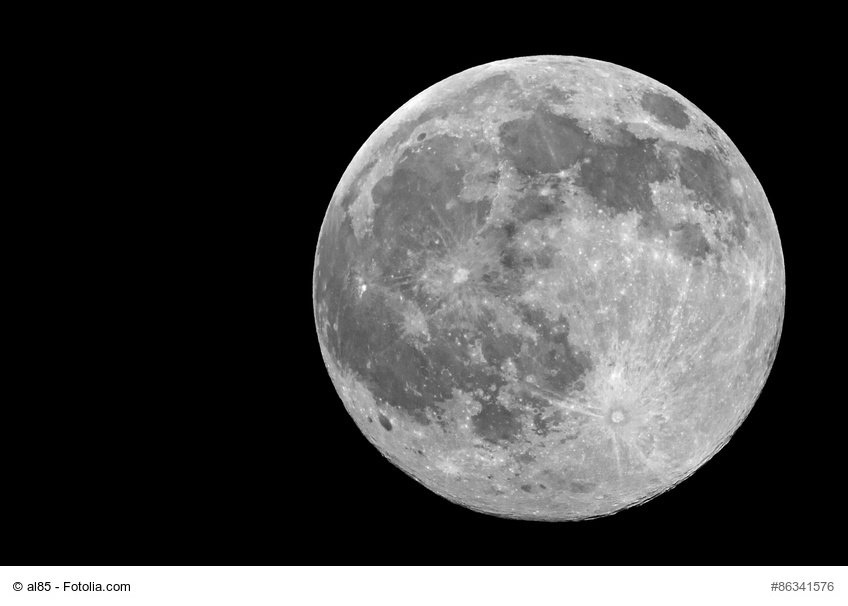 luna piena in bianco e nero