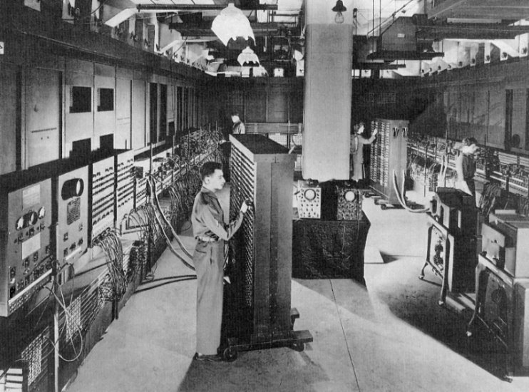 O primeiro computador, 1943, durante a Segunda Guerra Mundial auxiliava o exército norte-americano a fazer cálculos de balística. Pesava 30 toneladas e ocupava uma área de 180 m².