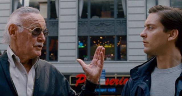 Em Homem-Aranha 3 (2007) Lee aparece ao lado de Peter Parker lendo um boletim de notícias. Logo depois, o quadrinista comenta: 'Você sabe, eu acho que uma pessoa pode fazer a diferença no caráter de outra pessoa'.